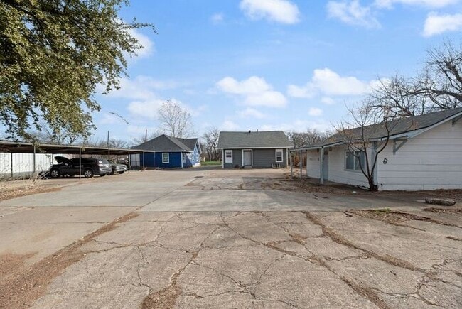 Building Photo - 815 N Travis St