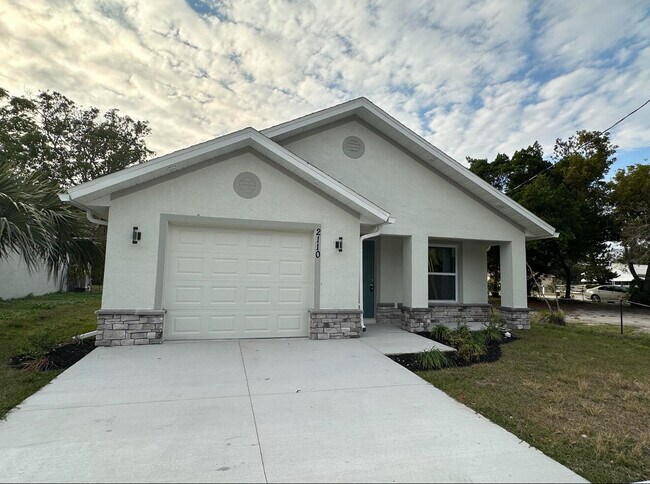 Primary Photo - 2110 Palm Ave