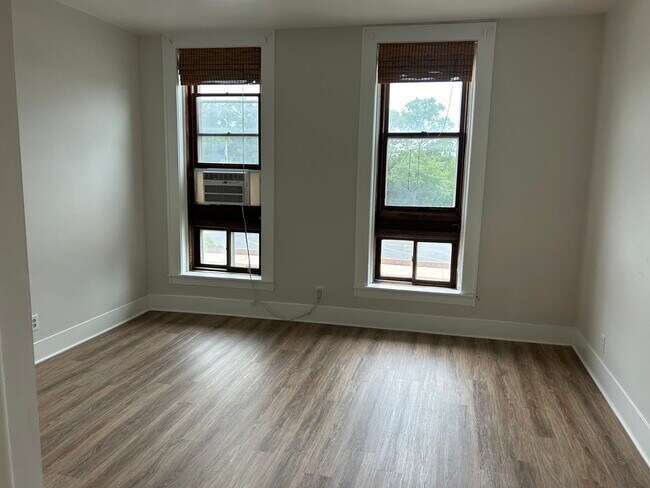 Building Photo - 137 S Batavia Ave