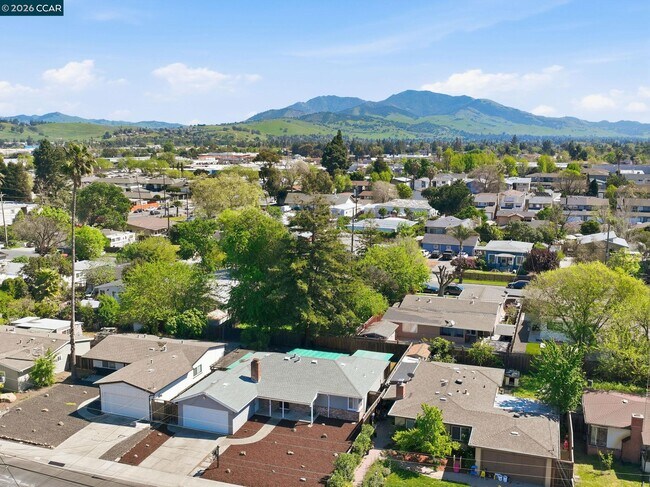 Building Photo - 1930 Sunshine Dr