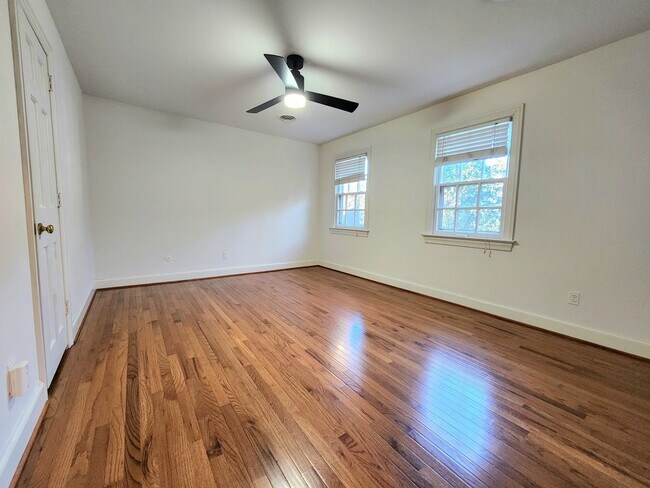 Building Photo - Sprawling Home in Bay Colony