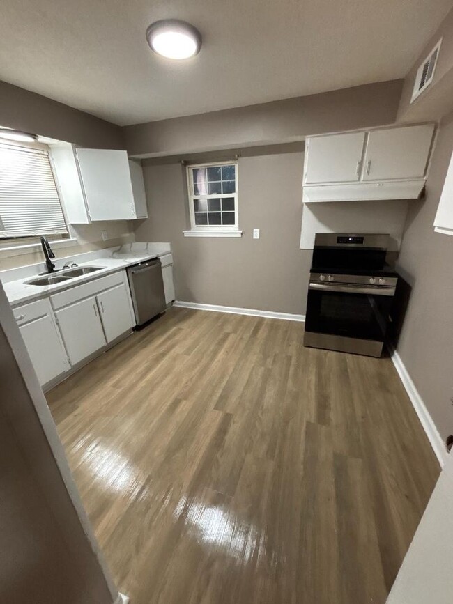 Building Photo - Newly Renovated 3 bed 1.5 bath in Horn Lak...