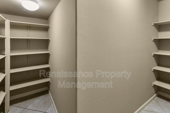 Building Photo - 703 N Marquis Way