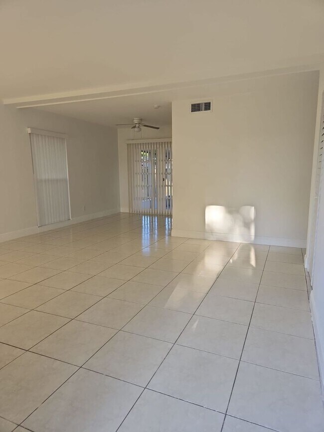 Building Photo - LABOR DAY SPECIAL Great Renovated 3/1 |  Q...