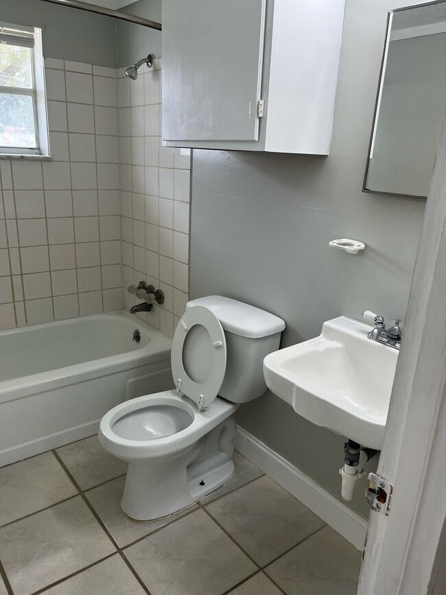 Building Photo - For Rent – Updated 1BR / 1BA Duplex in Zephyrhills