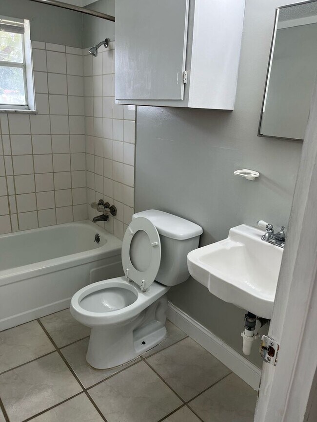 Building Photo - Move-In Ready 1BR/1BA Duplex with Modern Updates in Prime Zephyrhills Location!