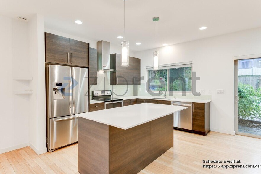 Building Photo - 321 21st Ave