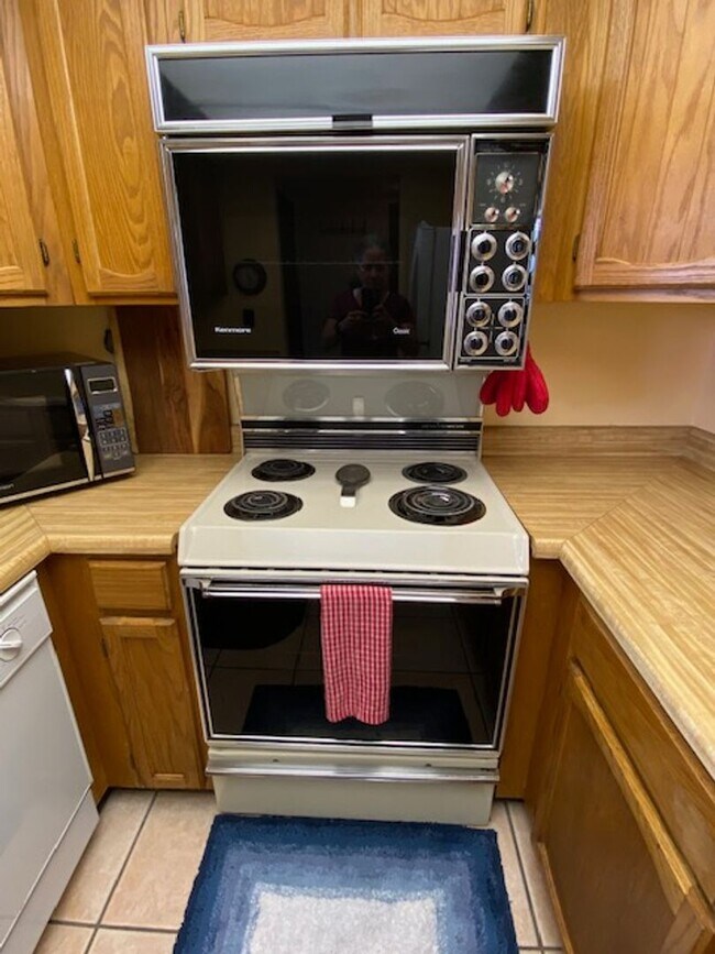 Building Photo - QUAINT, CUTE, 2BR CONDO; Covered Parking; ...