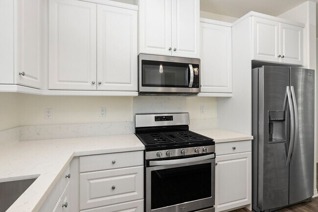 Building Photo - Available now! Beautiful 2 bedroom 2.5 bat...