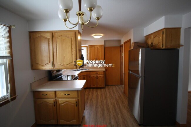 Building Photo - Large Updated 3 Bedroom Ranch