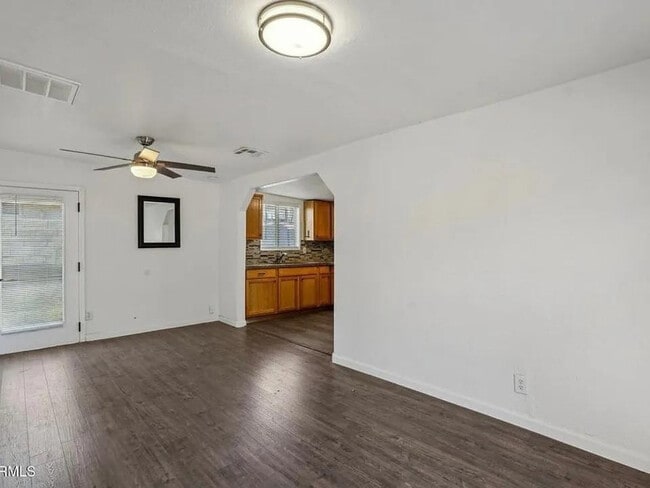 Building Photo - 2118 E Oak St