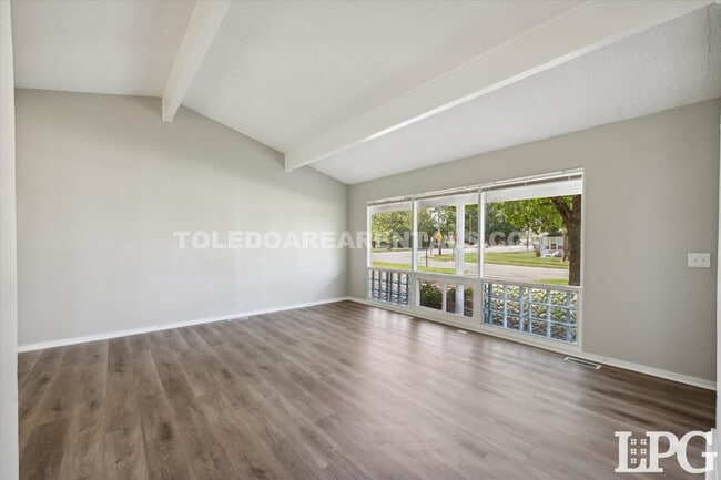 Building Photo - 804 Village Trail