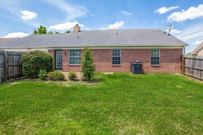 Building Photo - 6719 Ross Manor Dr