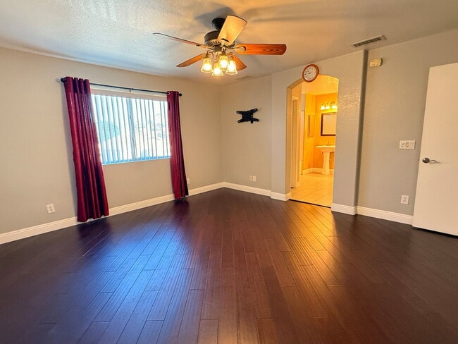 Building Photo - 6425 W Desert Hollow Dr