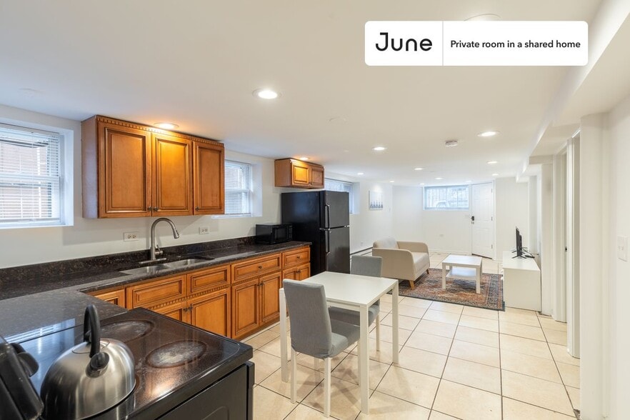 Building Photo - Room in Shared 3 bed/1 bath home in Logan Square