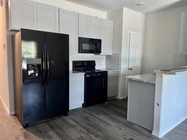 Building Photo - 409 E Avenue