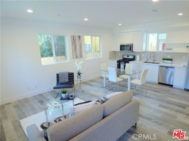 Building Photo - 1113 Carmona Ave