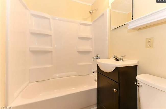 Hall bath with shower/tub - 121 Park Dr