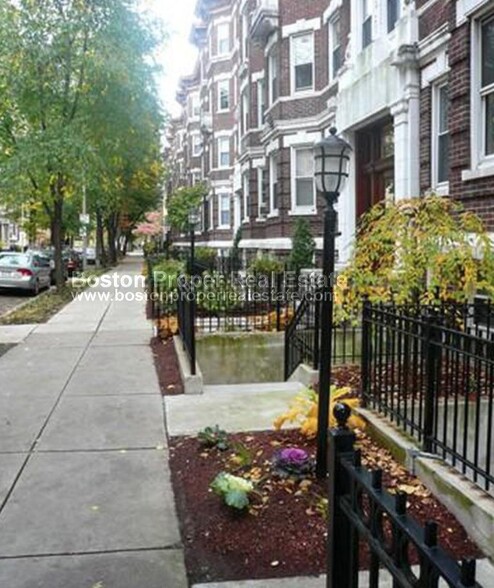 Building Photo - 102 Queensberry St