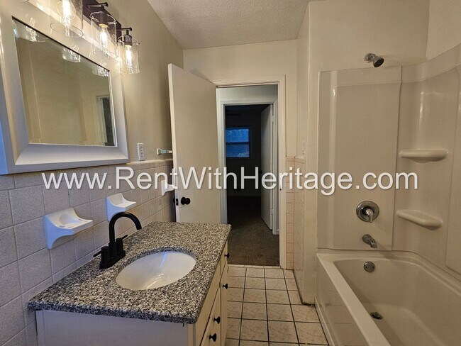 Building Photo - Amazing 4 Bedroom/ 2 Bath Home / Bonus Roo...
