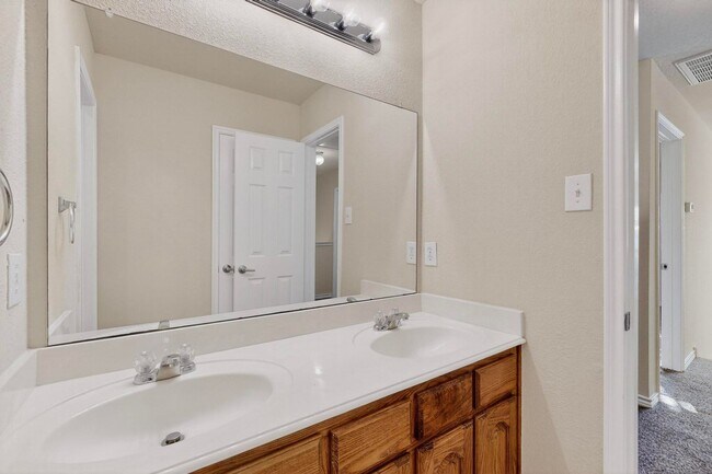 Building Photo - Spacious & Stylish Home in Quail Run-North...