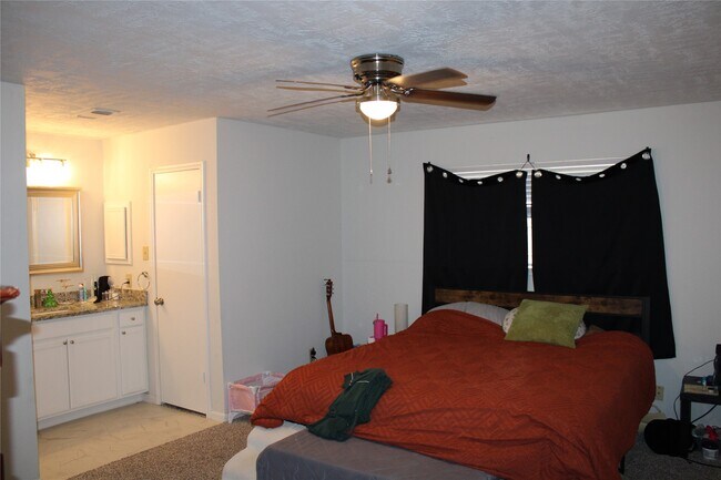 Building Photo - 819 Walbrook Dr