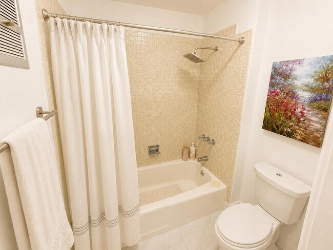 Building Photo - 5570 Tamberlane Cir