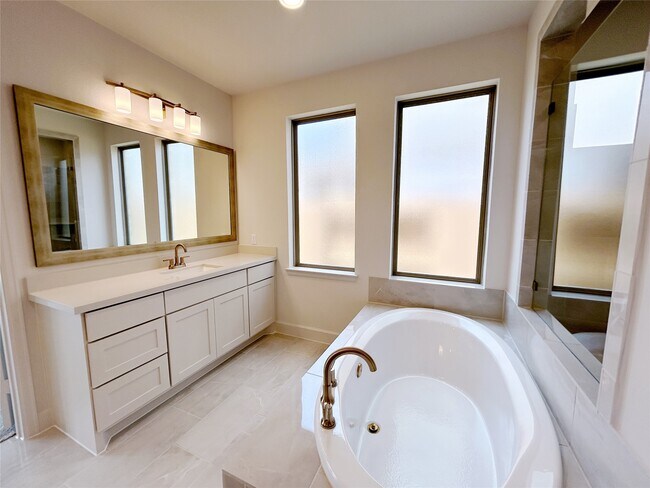 Building Photo - 5406 Holly Holw Ln