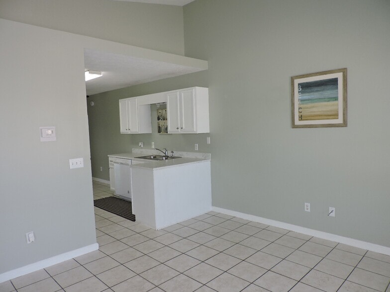 Building Photo - 5931 Pinetree Ave