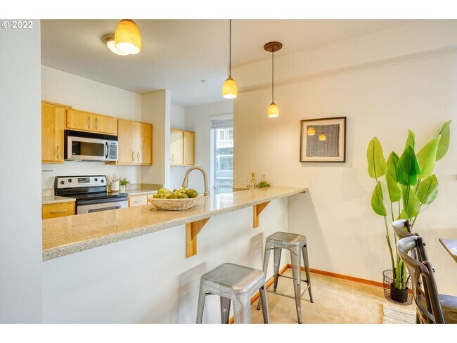 Building Photo - Lovely Corner unit in the Pearl District