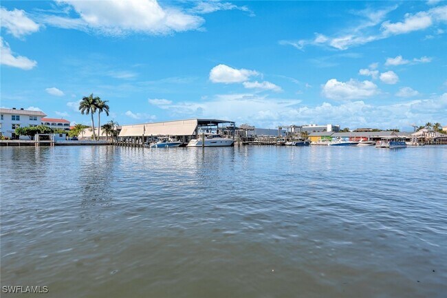 Building Photo - 800 River Point Dr