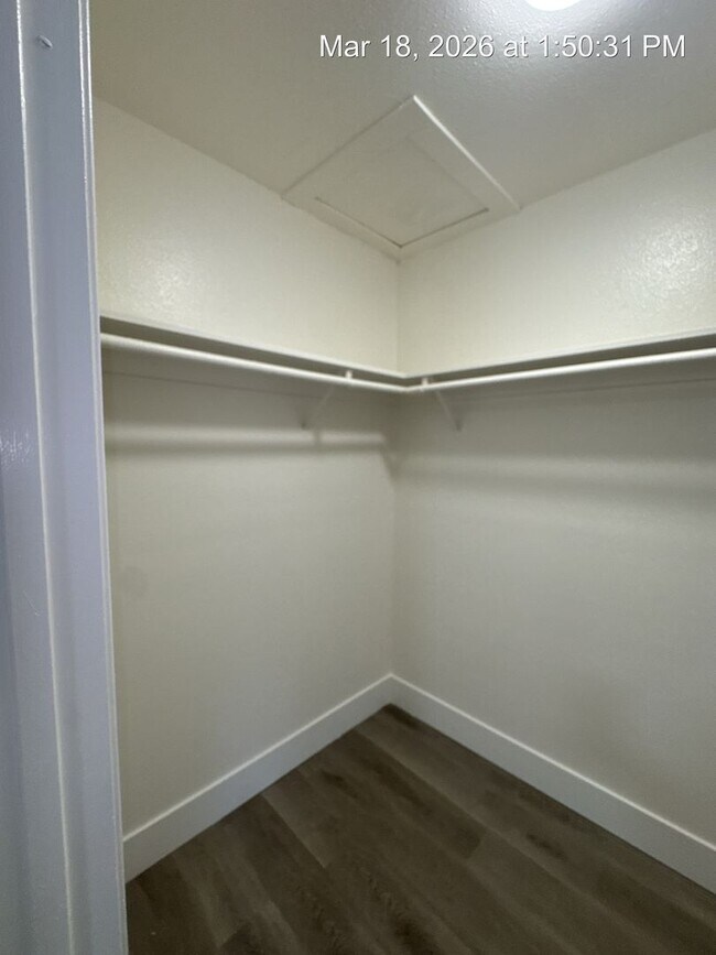 Building Photo - Charming upstairs unit rent ready! Newly remodeled!!