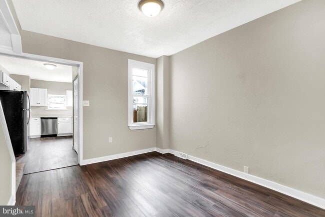 Building Photo - 3 Bedroom Home with High Ceilings & Natural Light!