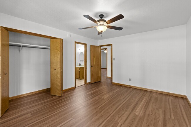 Building Photo - 103 E Miller Ct