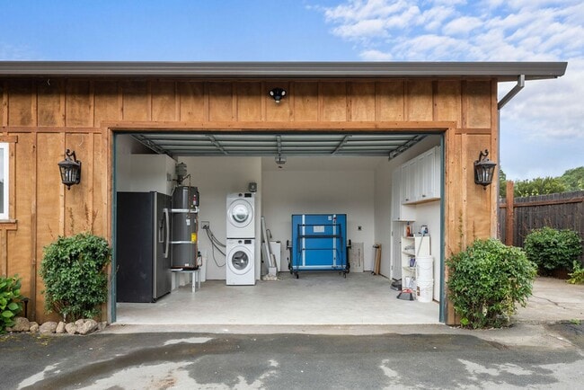 Building Photo - 2 bedroom 2 bath with one car garage on a gated property surrounded by vineyard views Water and S...