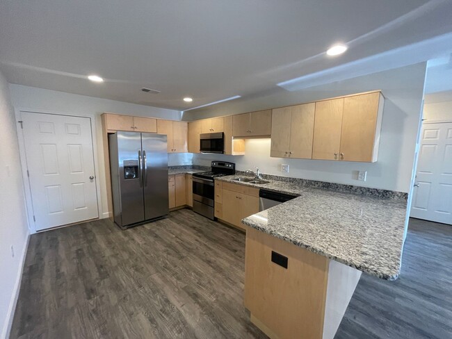 Building Photo - Available NOW! 2BR, 1BA Duplex in Super Co...