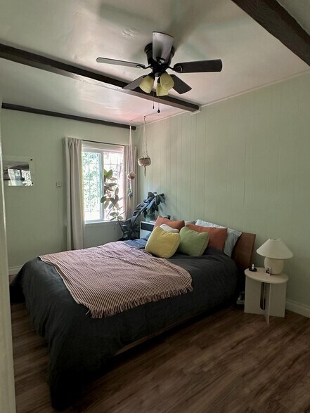 bedroom - 1529 N Hobart Blvd