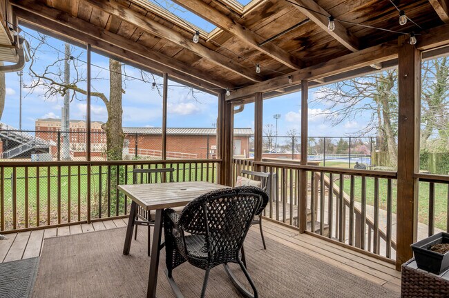 Building Photo - 653 Mt Vernon Dr