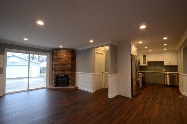 Building Photo - 23247 W N Lakewood Ln