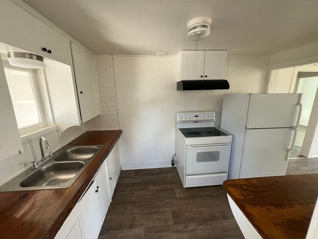 Building Photo - Two Bedroom, One Bathroom Home - Newly Renovated!