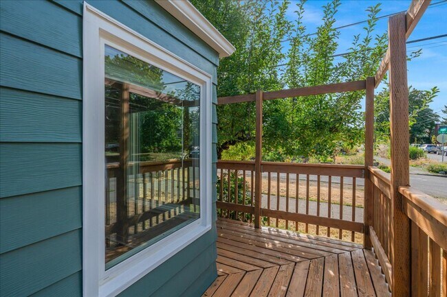 Building Photo - Sweet & Charming 2/1 Home Available Immedi...