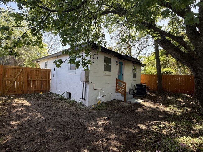 Building Photo - 239 Jenks St