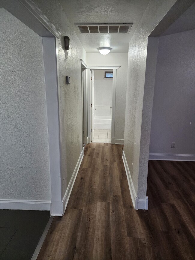 Building Photo - 807 S Jones Ln