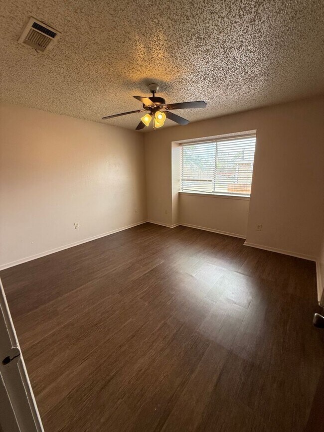 Building Photo - 8911-8913 GSRI Ave