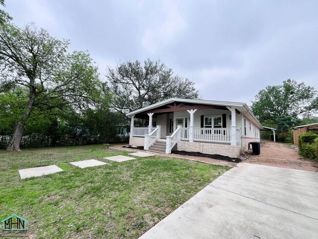Building Photo - Welcome to your dream home nestled in the prestigious neighborhood of Terrell Hills, Texas.