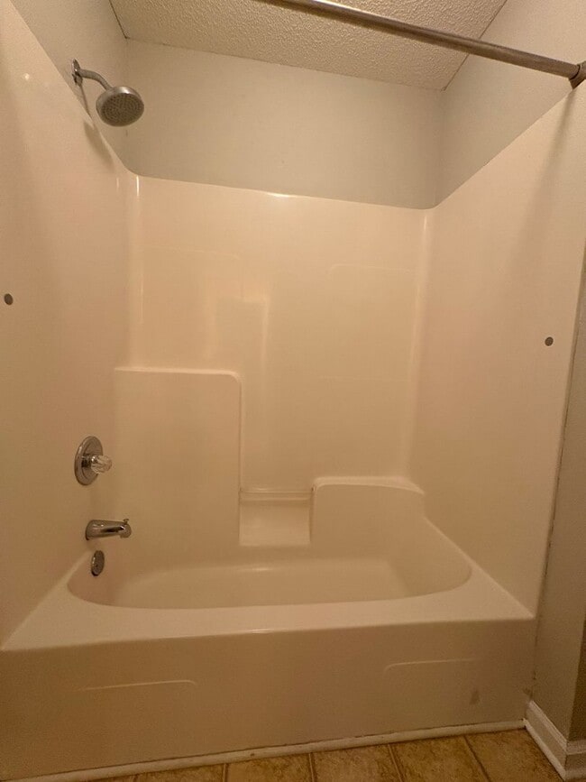 Building Photo - Dunwoody Townhomes!  NEW CARPET!!  PAINT!  NEW WASHER/DRYER