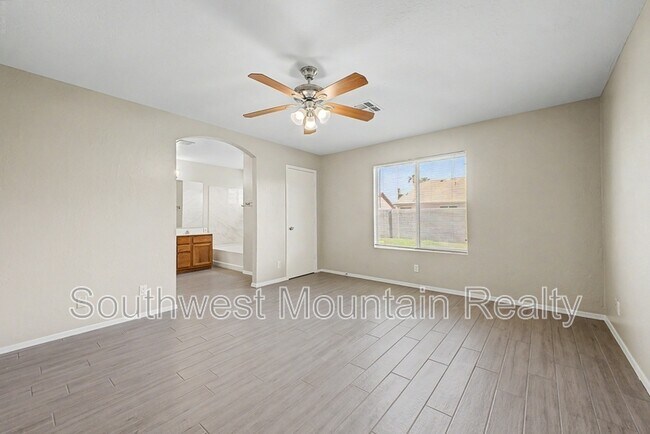 Building Photo - 2272 E Remington Pl