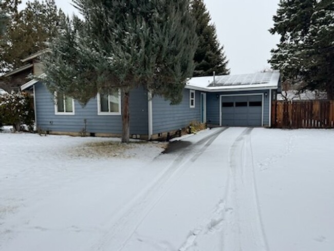 Primary Photo - Charming 3 Bed/1 Bath Home in NE Bend - Fu...