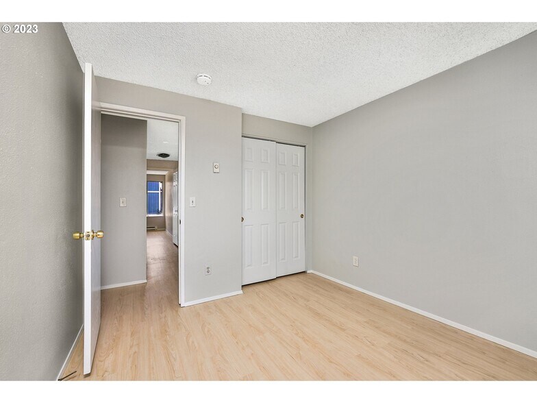 Building Photo - 1470 SE Walnut St