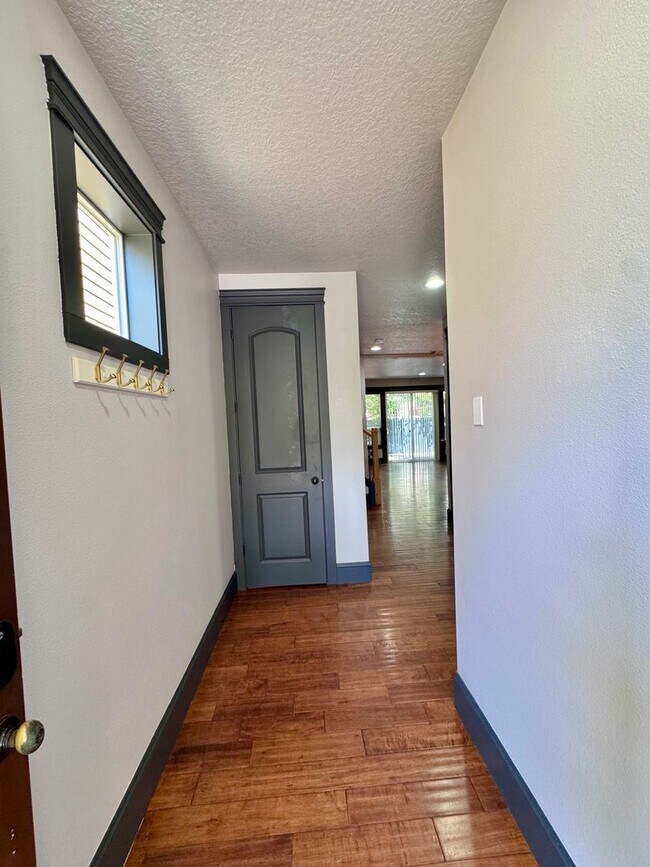 Building Photo - GORGEOUS Townhome...  LOCATION , LOCATION near Peace Health Hospital